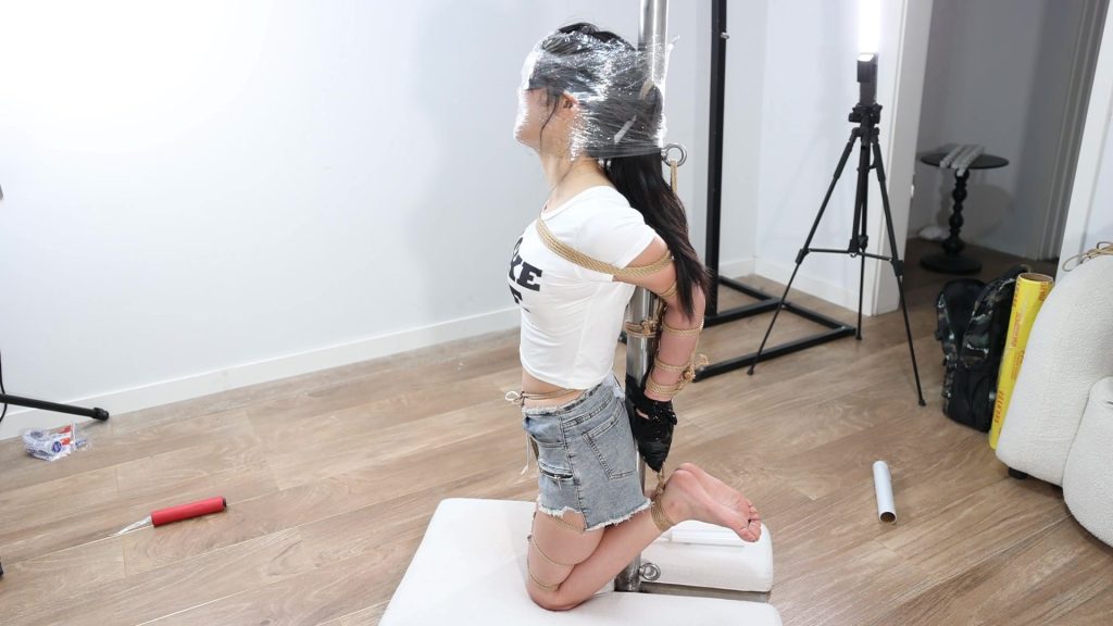 图片[2]-【中二病】立柱驷马，裸足特写，TK，保鲜膜封闭视野，轧带绑住脚趾，电动牙刷，各种道具 - 视频-5元站-视频-5元站